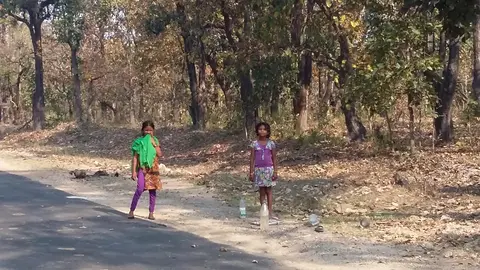 चंद्रा: ताळकल वमना  Children selling toddy on the road near Chandra