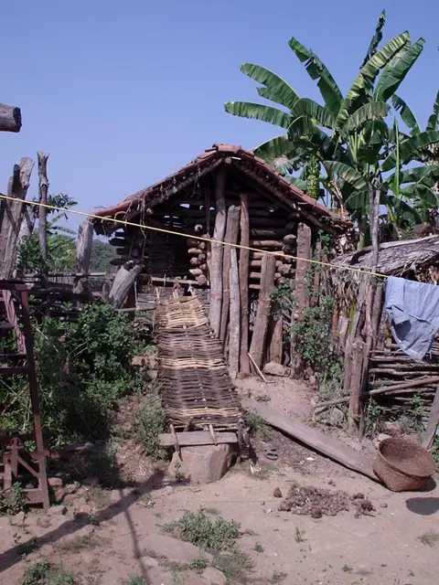 एर्रे कोळ्का, आरेवाडा  A goat shed in Arewada