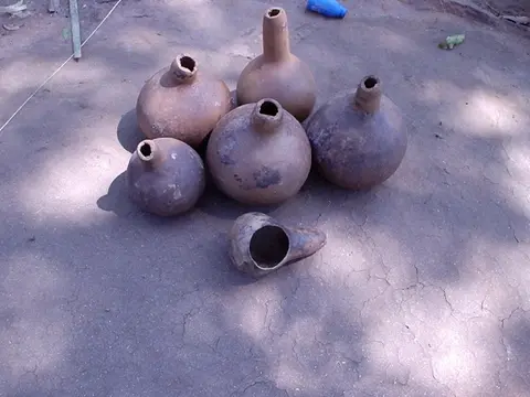 पग़स ओसो बोग़्काङ  Water containers and a ladle made out of gourds