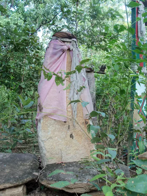 कलबंडाङ  Memorial stones/ obelisks