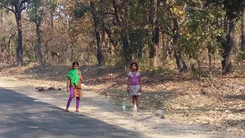 चंद्रा: ताळकल वमना  Children selling toddy on the road near Chandra