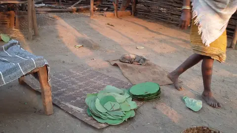 कूळिङ किचना  Weaving leaf plates