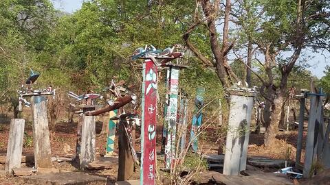 कलबंडाङ, मिळ्दपलि  Memorial stones at Midadapalli