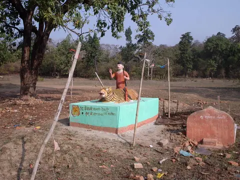 माडिया गुमया, मेळपलि (अहेरि)  A Madia tomb in Medpalli (Aheri)