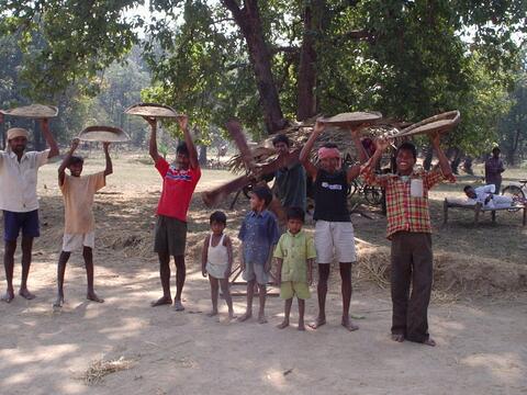 वंजिङ तूळ्हतना  Winnowing paddy